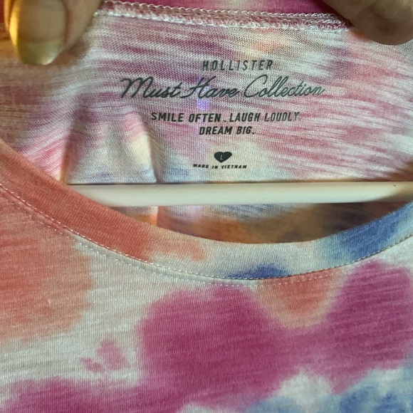 Hollister tie-dyed cropped tee shirt. Size large - Picture 3 of 3